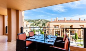 Outdoor dining - Apartments for 4 People (Lagos)