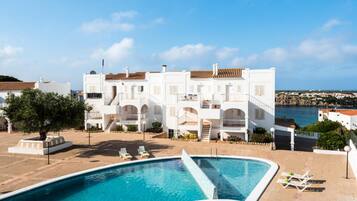 Hồ bơi ngoài trời