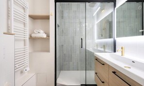 Apartment | Bathroom | Hair dryer, towels - Apartment in Metz Near Saint-louis Square (Metz)