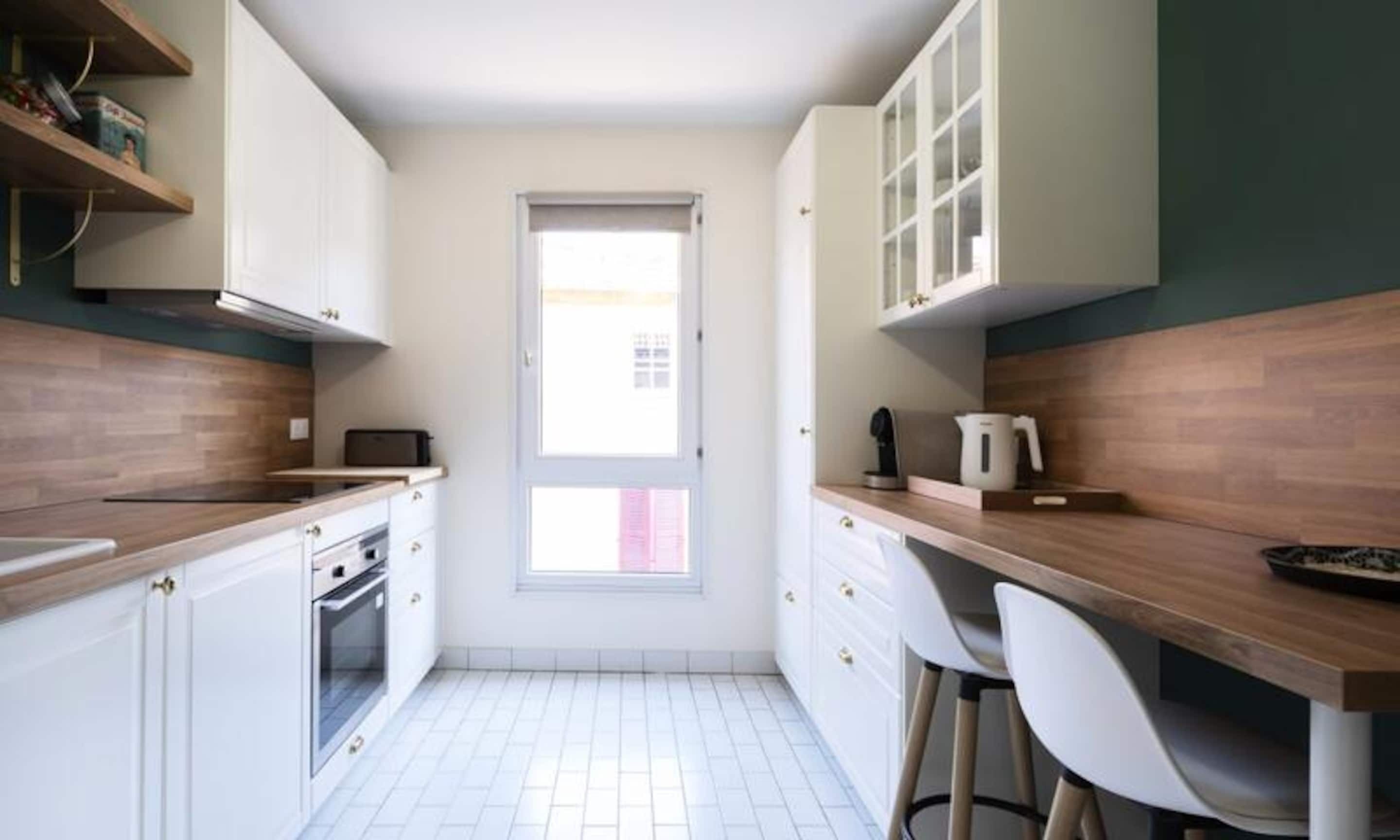 Lemari es, microwave, oven, dan mesin pencuci piring