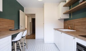 Apartment | Private kitchen | High chair, cookware/dishes/utensils - Apartment in Metz Near Saint-louis Square (Metz)