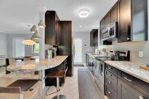 Fridge, microwave, oven, stovetop - Modern Zen Retreat near Fort Lauderdale Beach (Oakland Park)