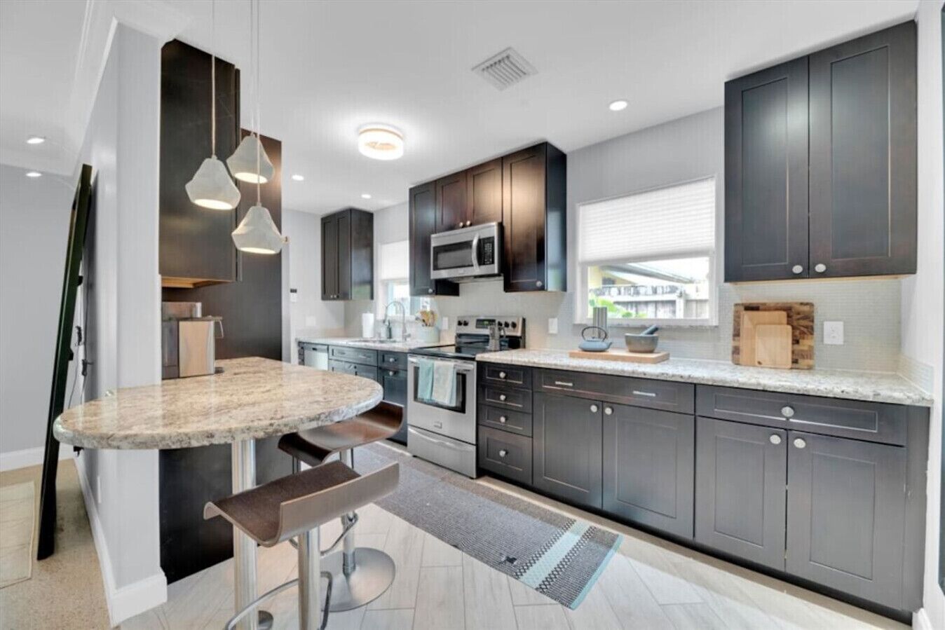 Réfrigérateur, micro-ondes, four, plaque de cuisson