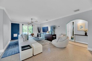 TV - Modern Zen Retreat near Fort Lauderdale Beach (Oakland Park)