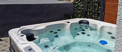 Tina de hidromasaje al aire libre