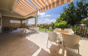 Outdoor dining - Cozy home in Podstrana with private swimming pool, can be inside or outside (Podstrana)