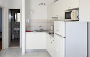 Fridge, microwave, coffee/tea maker, cookware/dishes/utensils - Amazing apartment in Podgora with house sea view (Podgora)