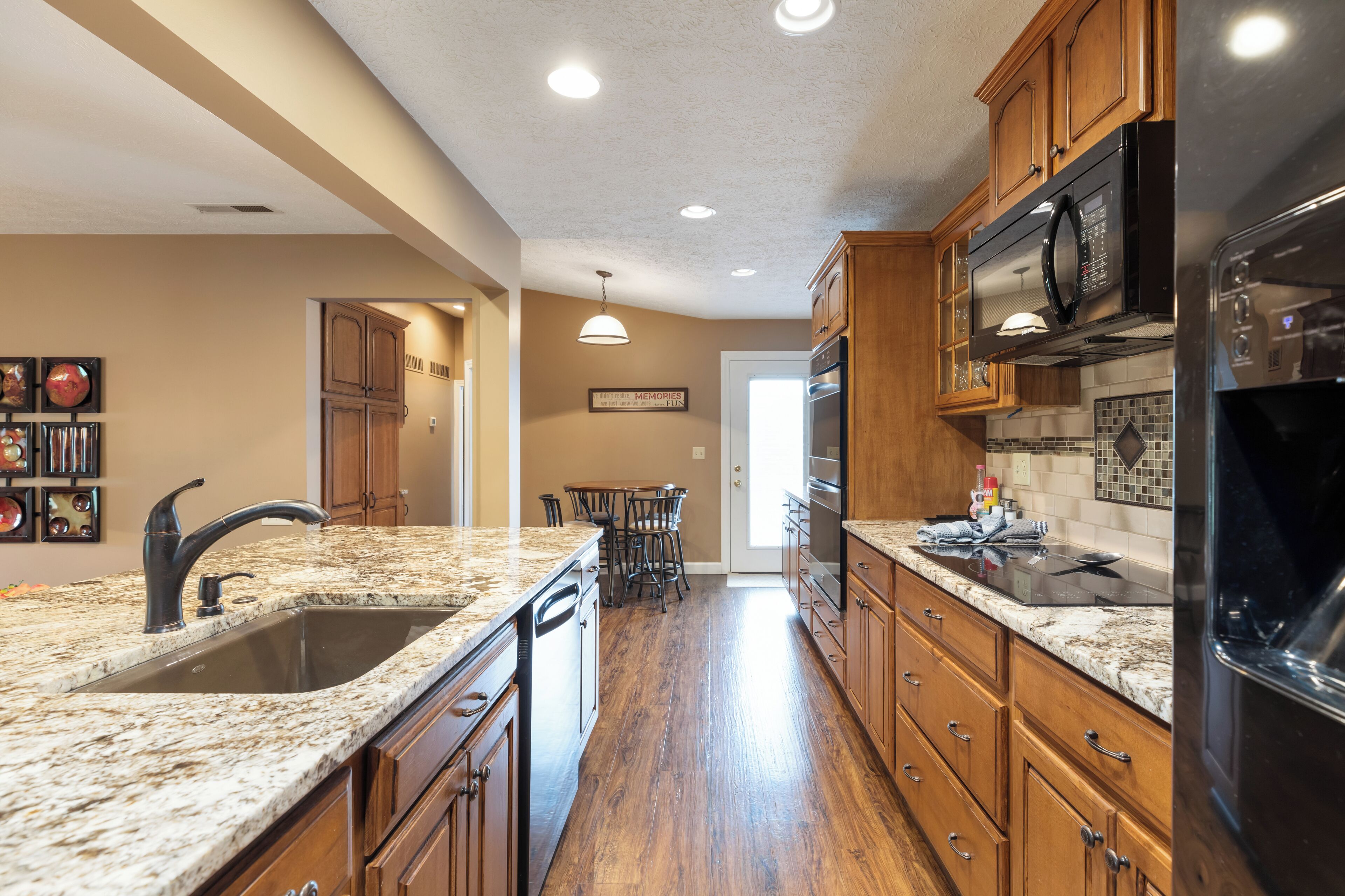 Réfrigérateur, four à micro-ondes, un four, surface de cuisson