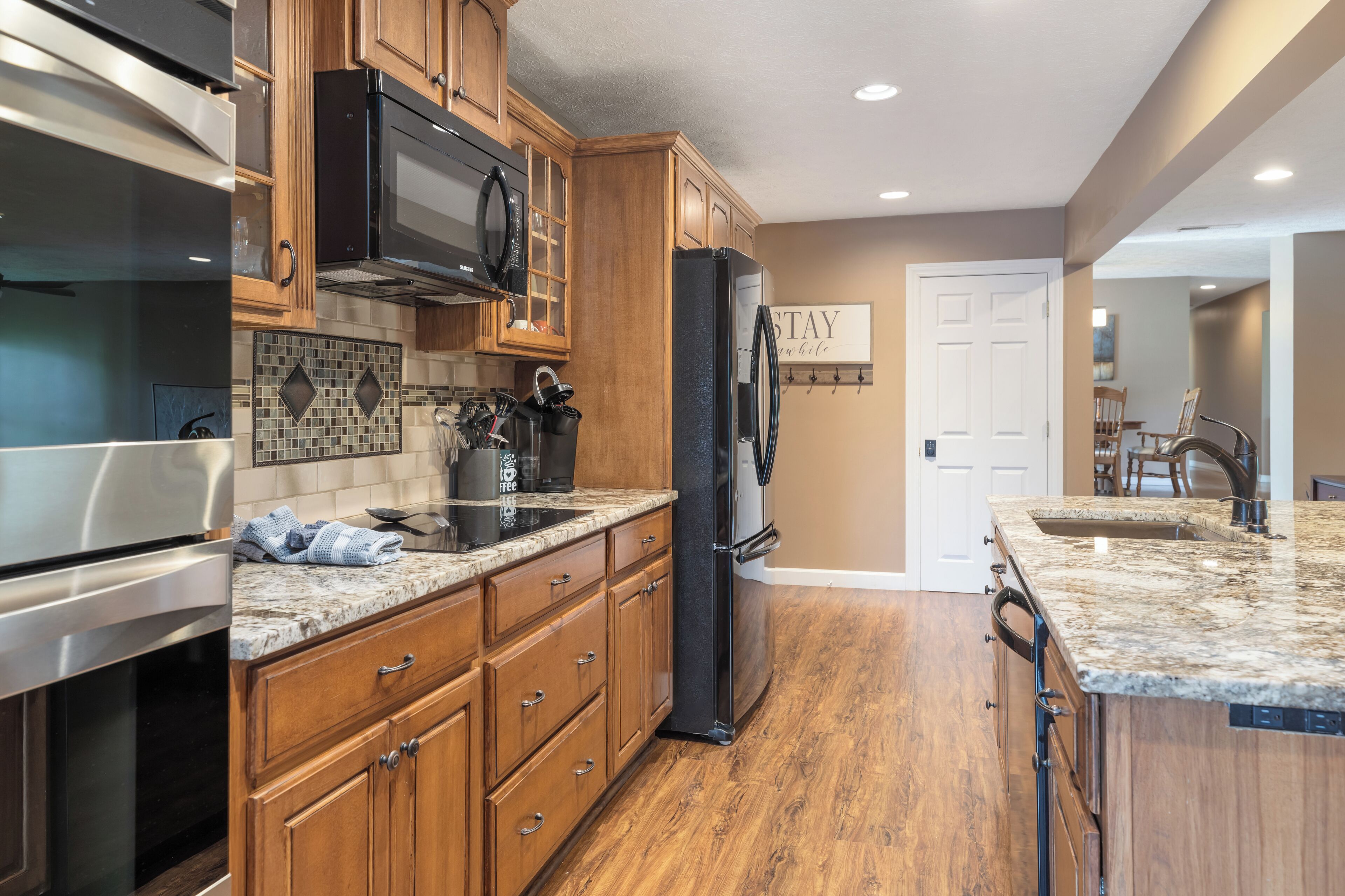 Réfrigérateur, four à micro-ondes, un four, surface de cuisson