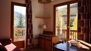 Living area - Apartment at the Foot of the Slopes and Shops (Saint-Sorlin-d'Arves)