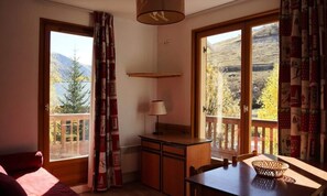 Living area - Apartment at the Foot of the Slopes and Shops (Saint-Sorlin-d'Arves)