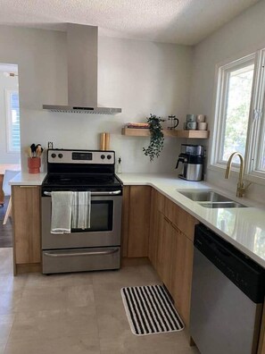 Geladeira, fogão, cooktop, lava-louças