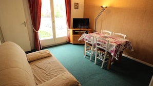 Living area - Luchon Casino Area - 1-bedroom Apartment FOR 4 People - Balcony - Parking (Bagneres-de-Luchon)