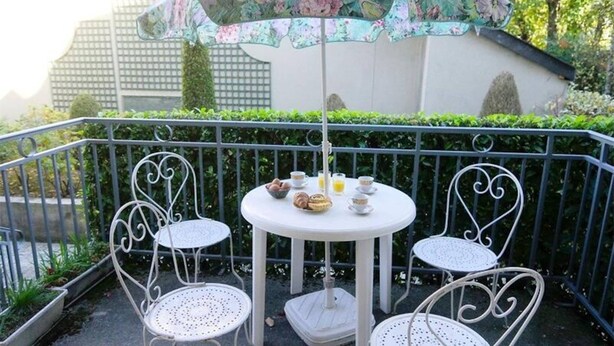 Outdoor dining - Luchon Casino Area - 1-bedroom Apartment FOR 4 People - Balcony - Parking (Bagneres-de-Luchon)