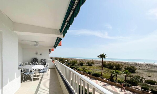 Outdoor dining - Apartment in Canet With Beachfront Views (Canet de Berenguer)