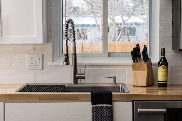 Mikrobølgeovn, ovn, kokeplater og oppvaskmaskin