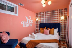 5 bedrooms, iron/ironing board, travel cot, free WiFi - The Wild Western: 5 BR, Hot Tub, Sauna, 2 Game Rooms, Putting Green, & more! (Denver)