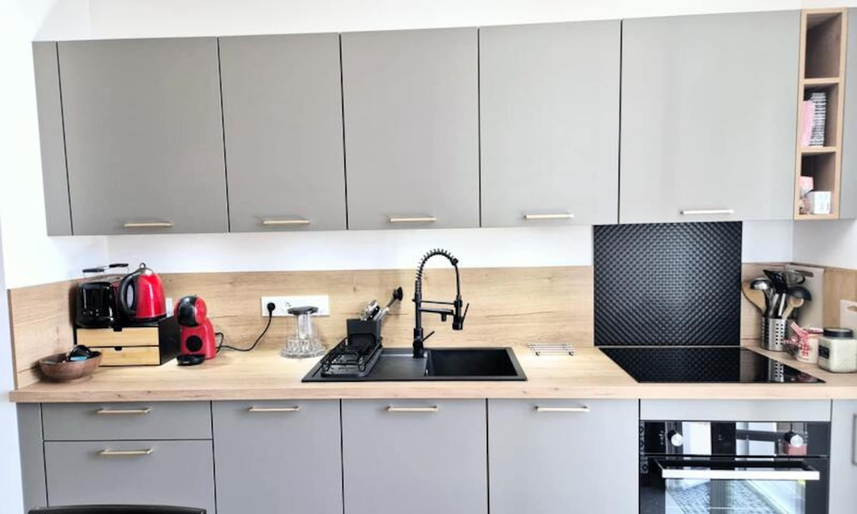 Fridge, oven, dishwasher, coffee/tea maker