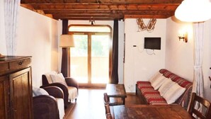 Living area - Apartment in Alps With Stunning Balcony View (Les Orres)