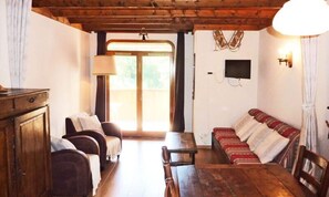 Living area - Apartment in Alps With Stunning Balcony View (Les Orres)