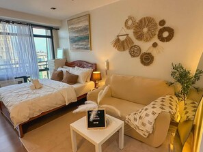 1 bedroom, iron/ironing board, Internet, bed sheets - Cozy Vibes Studio with AC and Rockwell view in Makati City + Free Pool & Gym (Makati City)