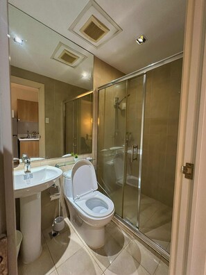 Hair dryer, bidet, towels, soap - Cozy Vibes Studio with AC and Rockwell view in Makati City + Free Pool & Gym (Makati City)