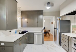 Microondas, horno, parrilla de estufa y lavavajillas 