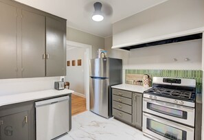 Microondas, horno, parrilla de estufa y lavavajillas 