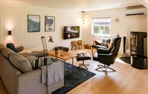 Smart TV, fireplace - Lovely home in Grenaa with WiFi (Grenaa)