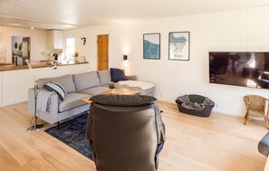 Smart TV, fireplace - Lovely home in Grenaa with WiFi (Grenaa)