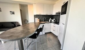 Fridge, microwave, electric kettle, toaster - Apartment in Grau-du-roi With Sea View (Le Grau-Du-Roi)
