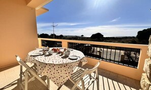 Outdoor dining - Apartment in Le Grau du Roi by the Beach (Le Grau-Du-Roi)