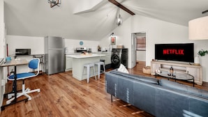 Un apartamento moderno con cocina, comedor y sala de estar.