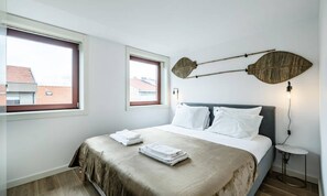Iron/ironing board, bed sheets - Apartment in Porto Near Matosinhos Beach (Porto)