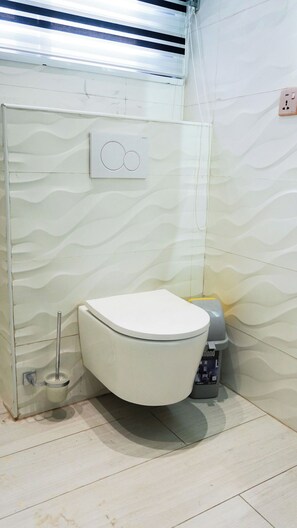 Douche, serviettes fournies, savon