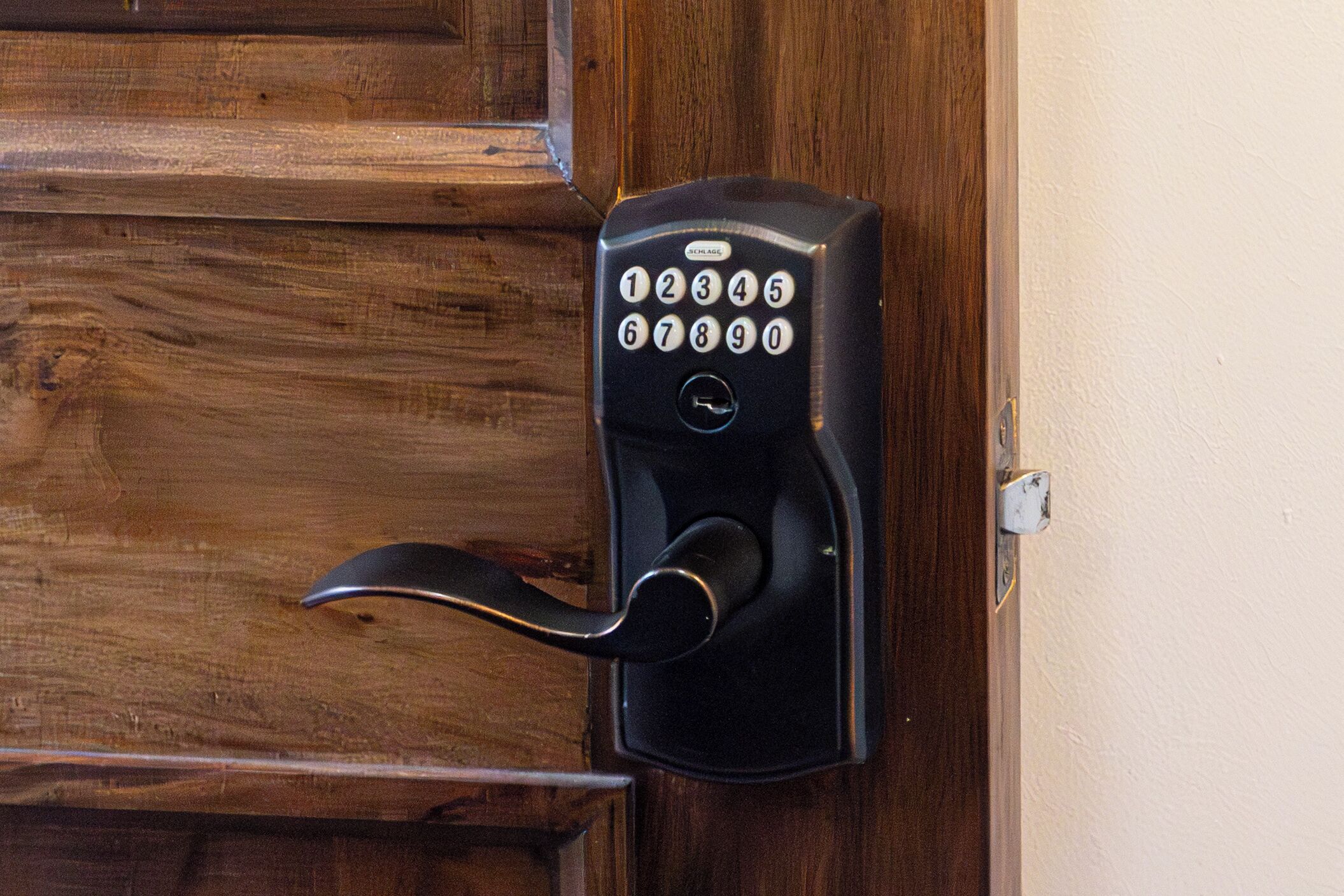 Una puerta con un sistema de intercomunicación negro.