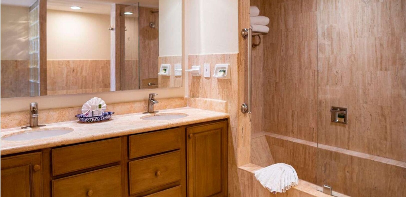 Haartrockner, Handtücher, Seife, Toilettenpapier