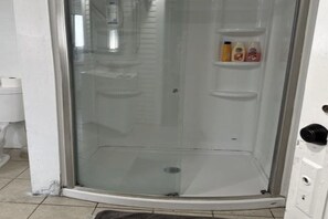 Dusche, Handtücher, Seife, Toilettenpapier