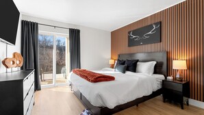 2 bedrooms, in-room safe, iron/ironing board, WiFi (free) - Cozy 2BR Waterfront Condo ~ Pool, Gym, Resort Access, Sleeps 6 (Branson)