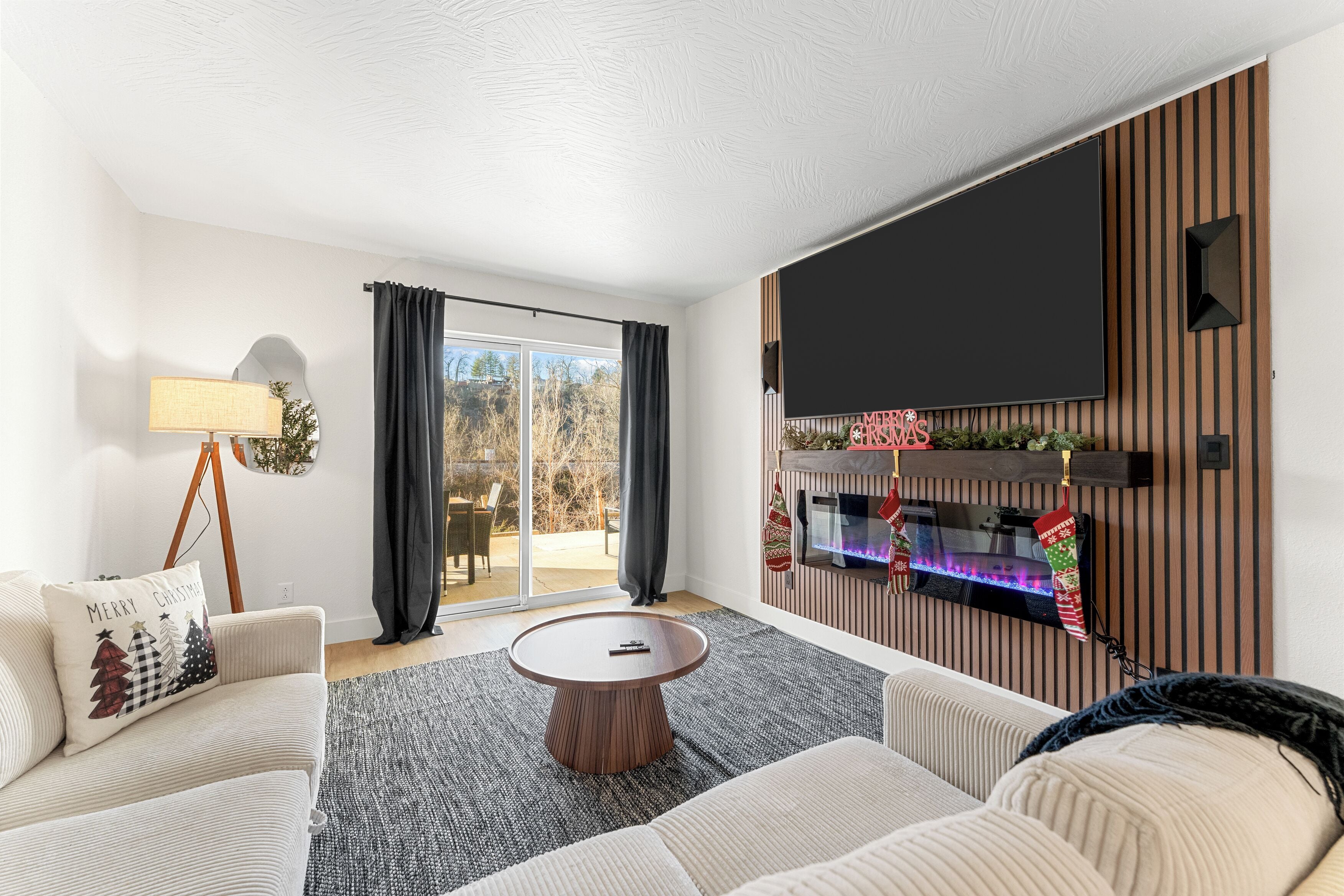 Smart TV, fireplace