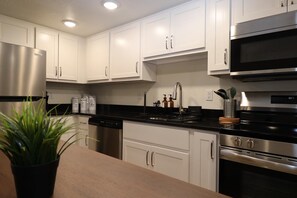 ثلاجة، ميكروويف، فرن، موقد طهي مسطح