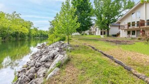 Property grounds - Cozy 2BR Waterfront Condo ~ Pool, Gym, Resort Access, Sleeps 6 (Branson)