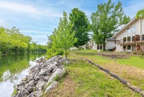 Property grounds - Cozy 2BR Waterfront Condo ~ Pool, Gym, Resort Access, Sleeps 6 (Branson)