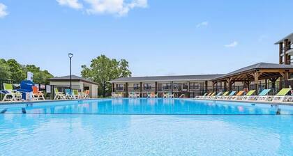 Cozy 2BR Waterfront Condo ~ Pool, Gym, Resort Access, Sleeps 6