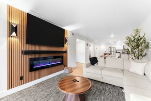 Smart TV, fireplace