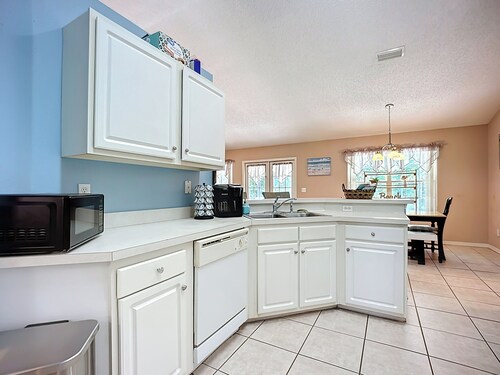 NEAR Fleming island LUXE-POOL-FIRE pit-games-more