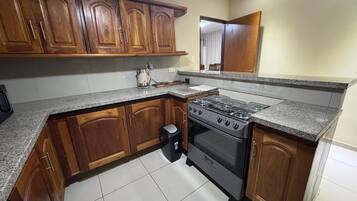 Een koelkast, een magnetron, een oven, een vaatwasser