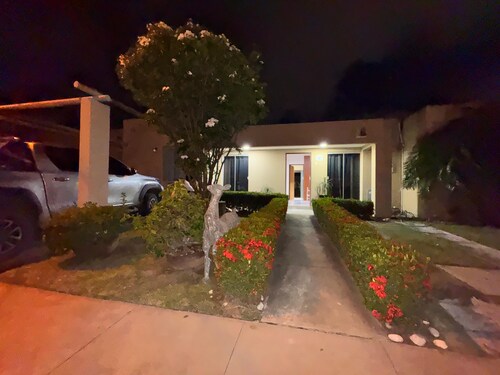 Exclusive Condominium Home - Resort Style Living with Pool and Parks ‍♂️