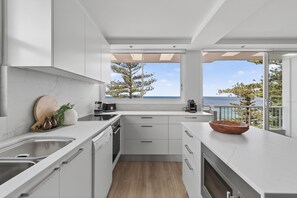 Microwave, oven, stovetop, dishwasher - Fabulous New Beachfront with Stunning Beach Views (Manly)