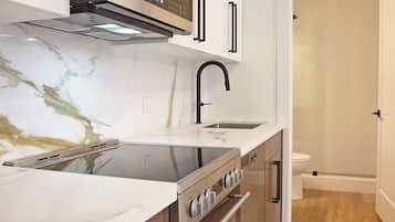 Un four, surface de cuisson, lave-vaisselle